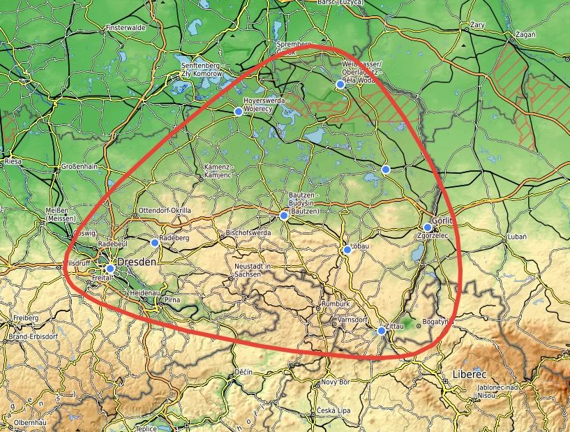 Karte von Ostsachsen: Das rot umrandete Einzugsgebiet reicht von Dresden über Hoyerswerda und Weißwasser bis Görlitz und Zittau